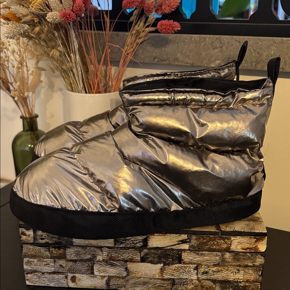 NWT CAPEZIO (US 10) Slipper Boot Metallic Nylon Quilt Moon Pewter Black Comfort - Picture 7 of 16